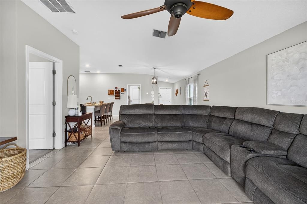 En Venta: $340,000 (4 camas, 2 baños, 1817 Pies cuadrados)