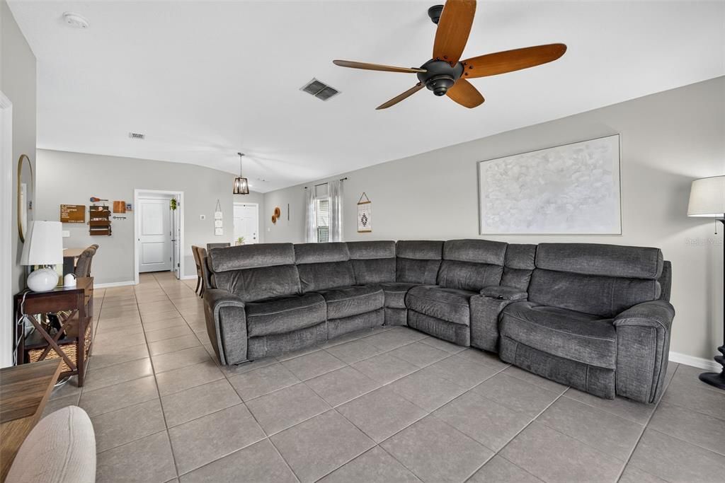 En Venta: $340,000 (4 camas, 2 baños, 1817 Pies cuadrados)