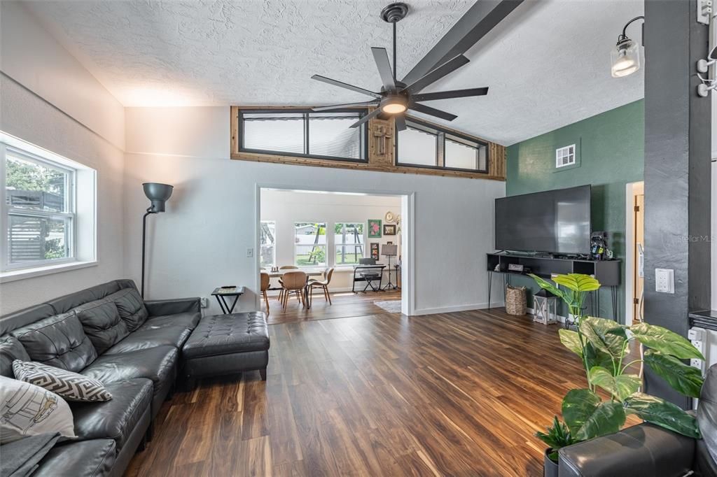 На продажу: $529,900 (3 спален, 2 ванн, 1525 Квадратных фут)