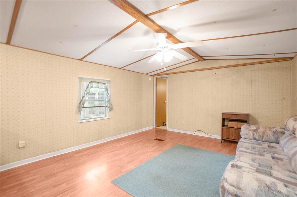 For Sale: $75,000 (2 beds, 1 baths, 784 Square Feet)