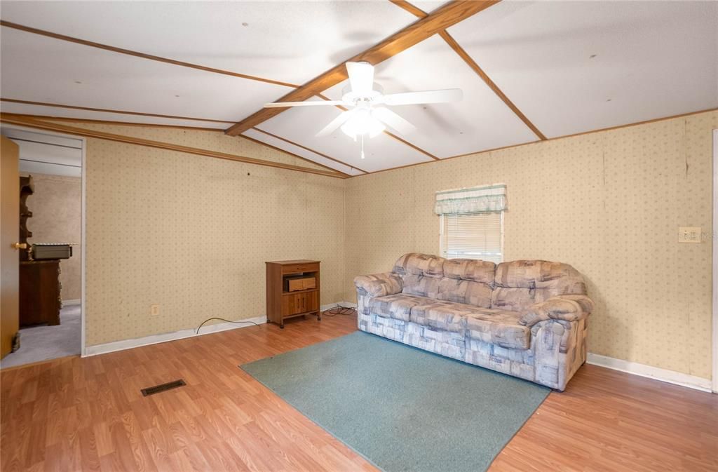 For Sale: $75,000 (2 beds, 1 baths, 784 Square Feet)