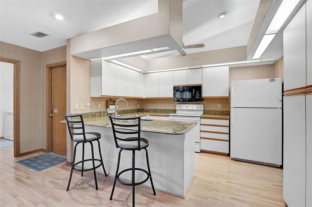 En Venta: $585,000 (3 camas, 2 baños, 2141 Pies cuadrados)