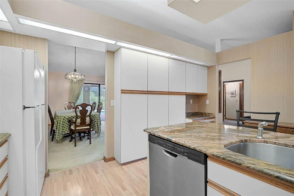 En Venta: $585,000 (3 camas, 2 baños, 2141 Pies cuadrados)