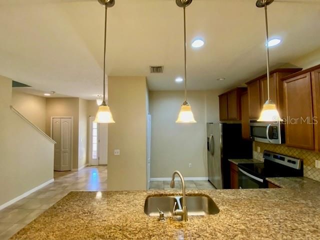 出租: $2,100 (3 贝兹, 2 浴室, 1550 平方英尺)