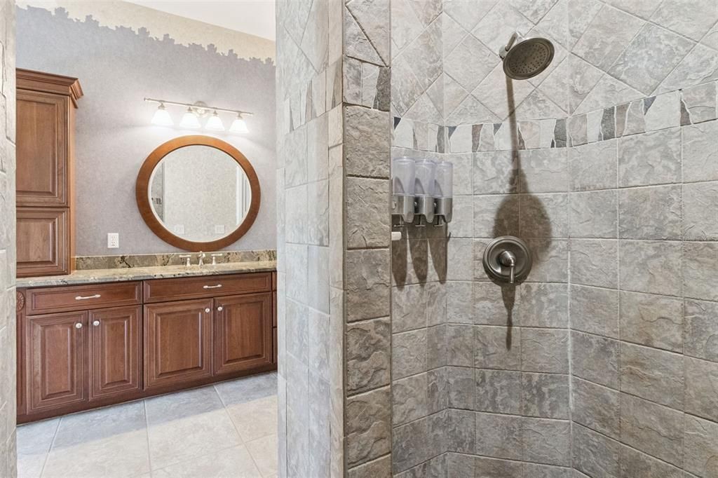 En Venta: $1,200,000 (4 camas, 3 baños, 3437 Pies cuadrados)