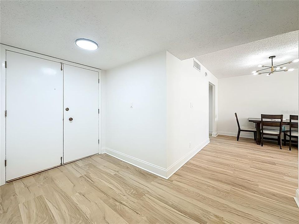 На продажу: $369,000 (2 спален, 2 ванн, 1385 Квадратных фут)