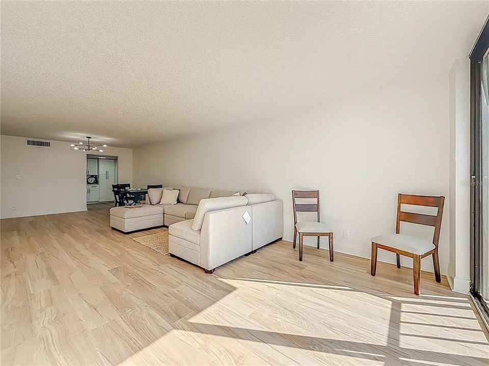 На продажу: $369,000 (2 спален, 2 ванн, 1385 Квадратных фут)