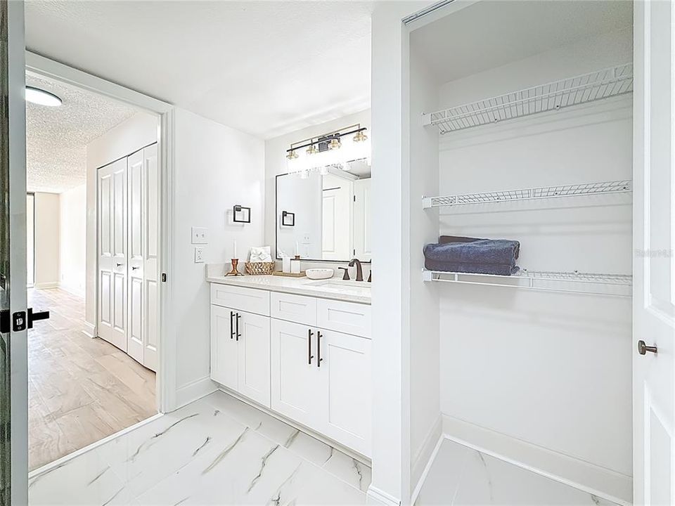 На продажу: $369,000 (2 спален, 2 ванн, 1385 Квадратных фут)