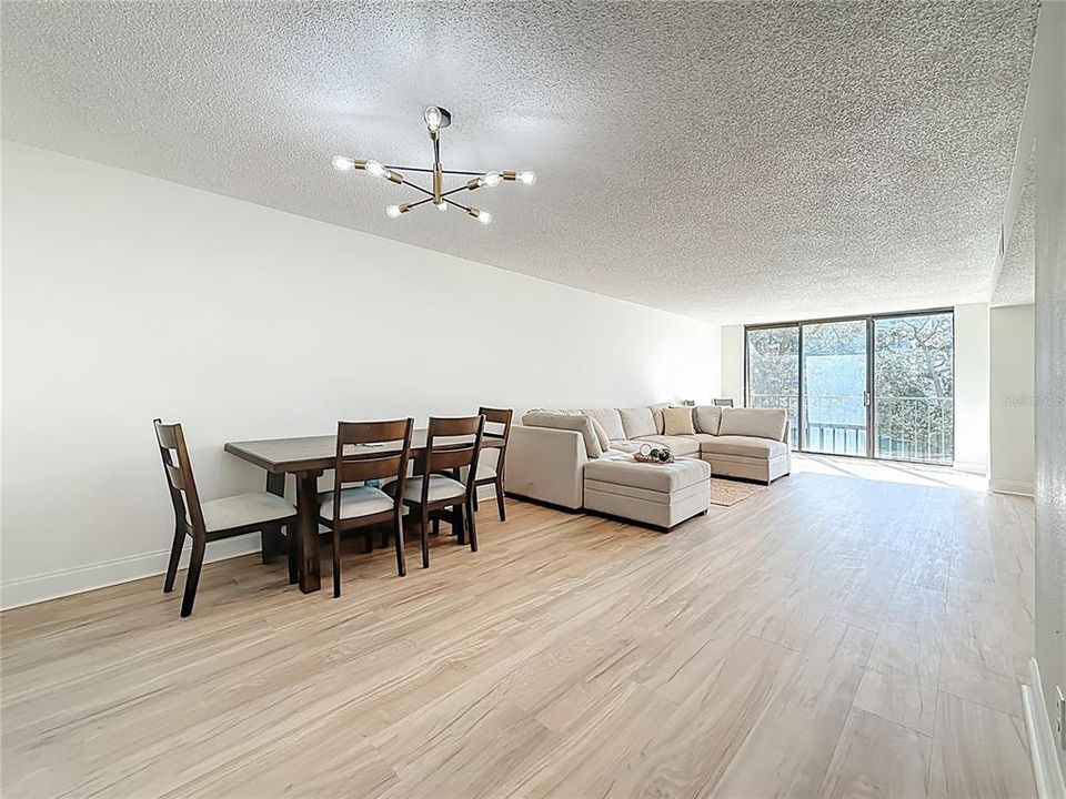 На продажу: $369,000 (2 спален, 2 ванн, 1385 Квадратных фут)