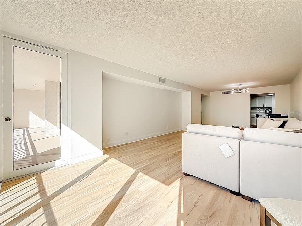 На продажу: $369,000 (2 спален, 2 ванн, 1385 Квадратных фут)