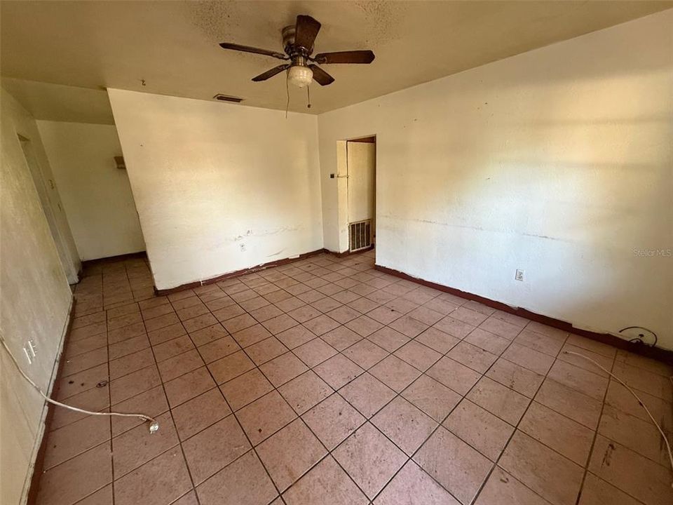 For Sale: $160,000 (2 beds, 1 baths, 929 Square Feet)