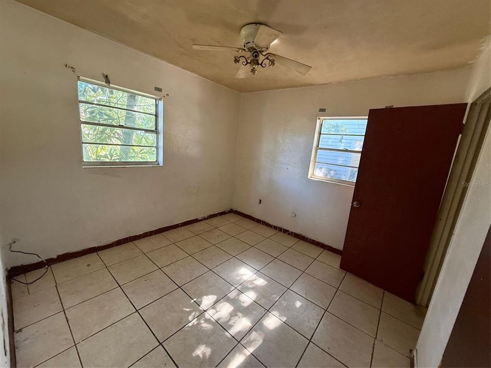 For Sale: $160,000 (2 beds, 1 baths, 929 Square Feet)