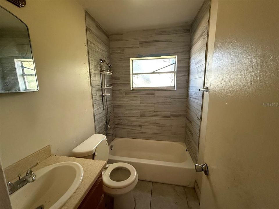 For Sale: $160,000 (2 beds, 1 baths, 929 Square Feet)