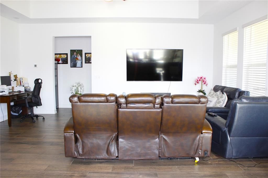 На продажу: $649,900 (4 спален, 3 ванн, 2071 Квадратных фут)