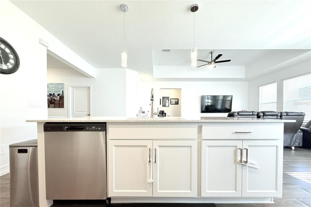 На продажу: $649,900 (4 спален, 3 ванн, 2071 Квадратных фут)