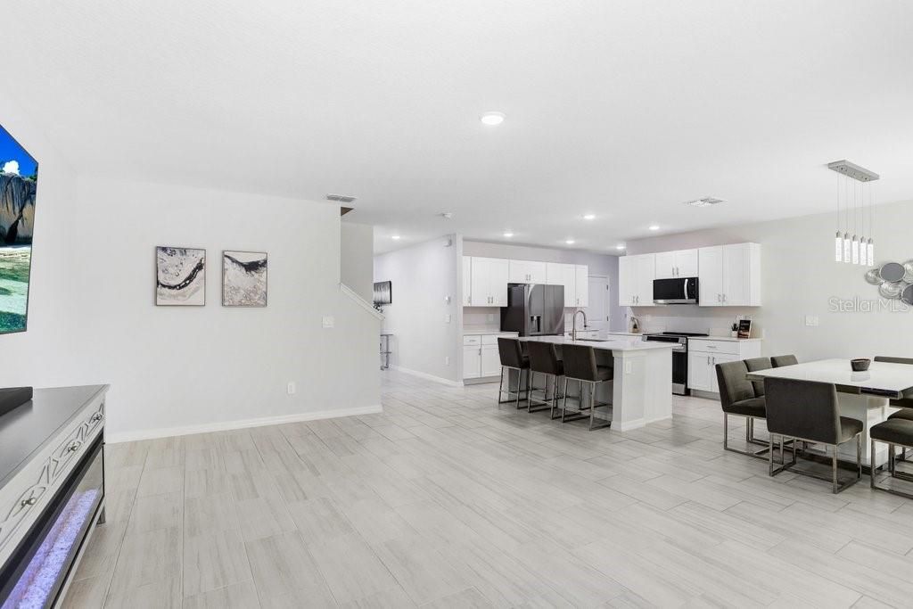 For Sale: $595,000 (6 beds, 3 baths, 3092 Square Feet)