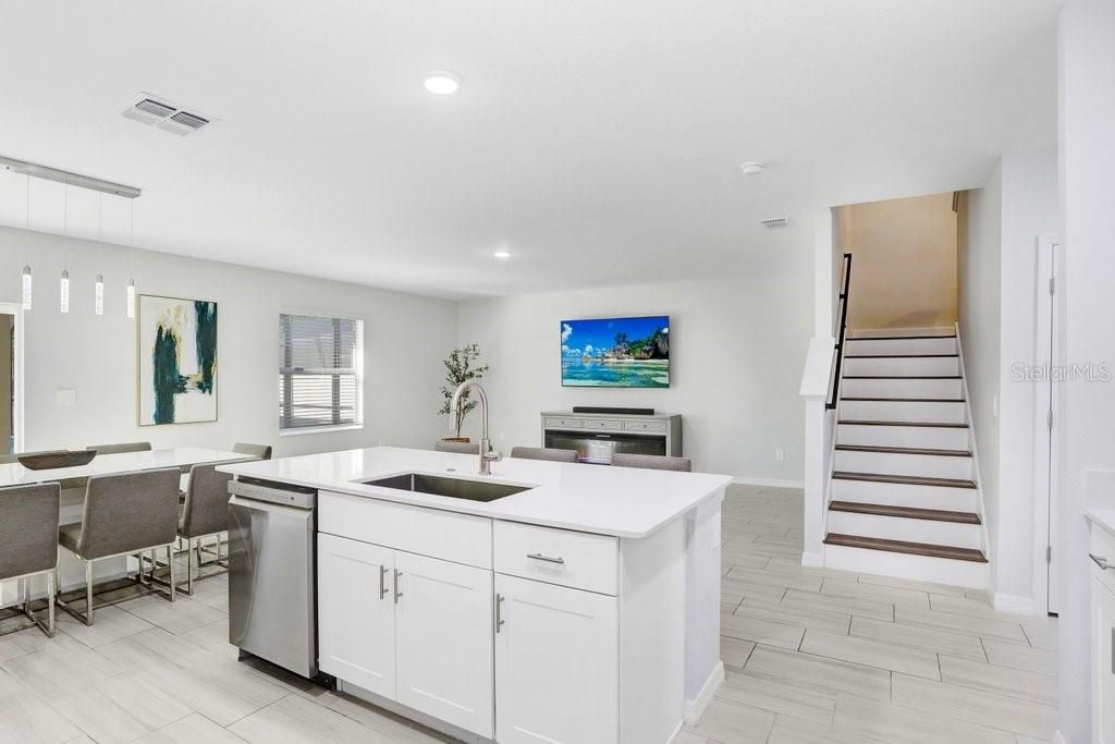 For Sale: $595,000 (6 beds, 3 baths, 3092 Square Feet)