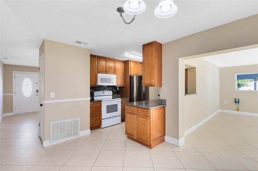 Activo con contrato: $364,000 (4 camas, 2 baños, 1535 Pies cuadrados)