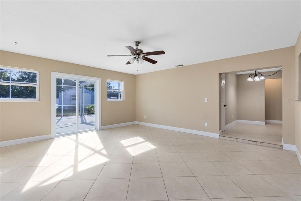 Activo con contrato: $364,000 (4 camas, 2 baños, 1535 Pies cuadrados)