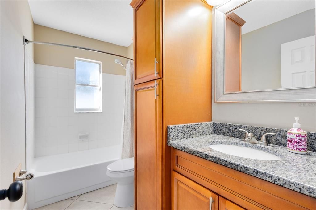 Activo con contrato: $364,000 (4 camas, 2 baños, 1535 Pies cuadrados)