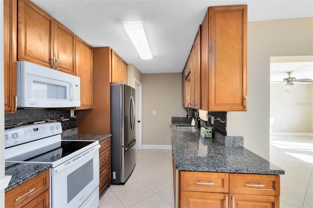 Activo con contrato: $364,000 (4 camas, 2 baños, 1535 Pies cuadrados)