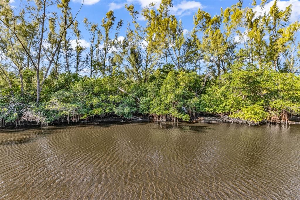 For Sale: $165,000 (2 beds, 2 baths, 1008 Square Feet)