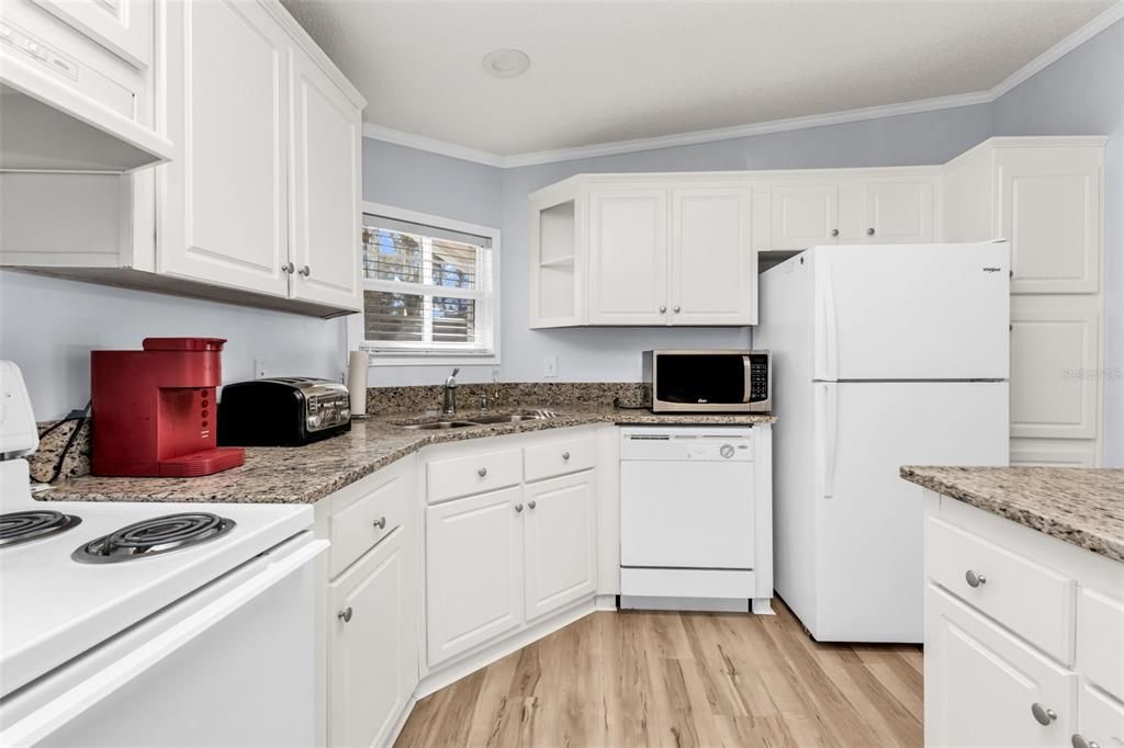 For Sale: $165,000 (2 beds, 2 baths, 1008 Square Feet)