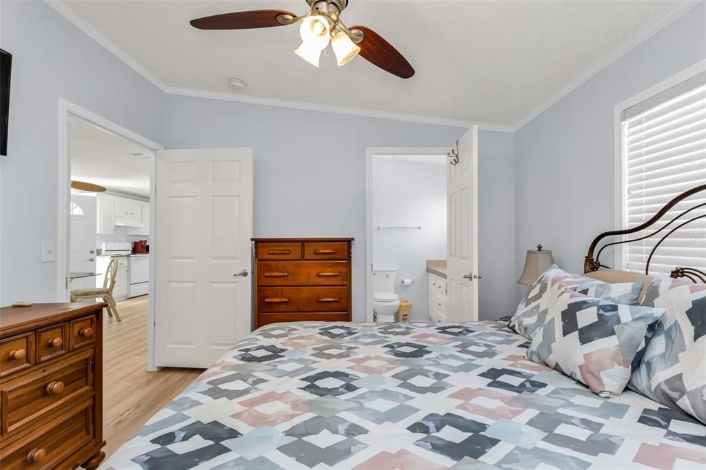 For Sale: $165,000 (2 beds, 2 baths, 1008 Square Feet)