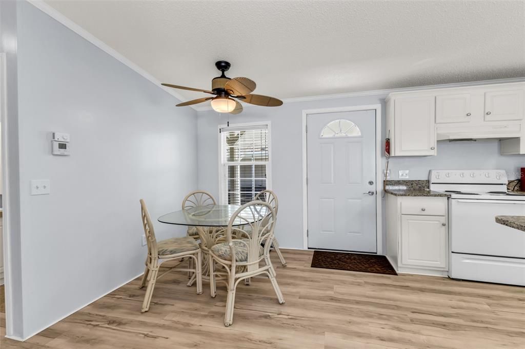 For Sale: $165,000 (2 beds, 2 baths, 1008 Square Feet)