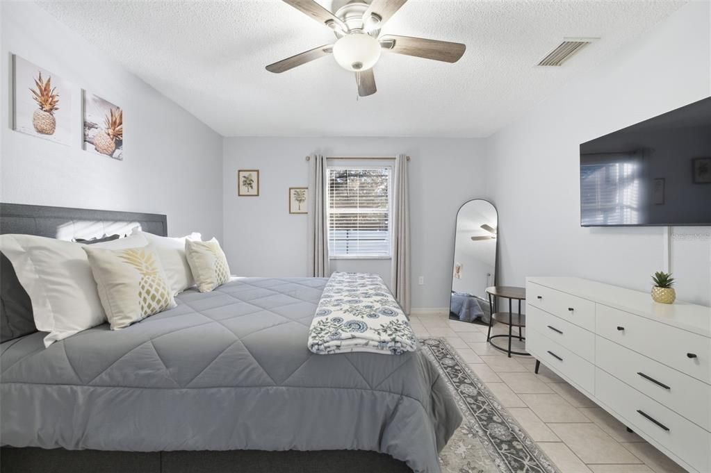 For Sale: $399,900 (3 beds, 2 baths, 1557 Square Feet)