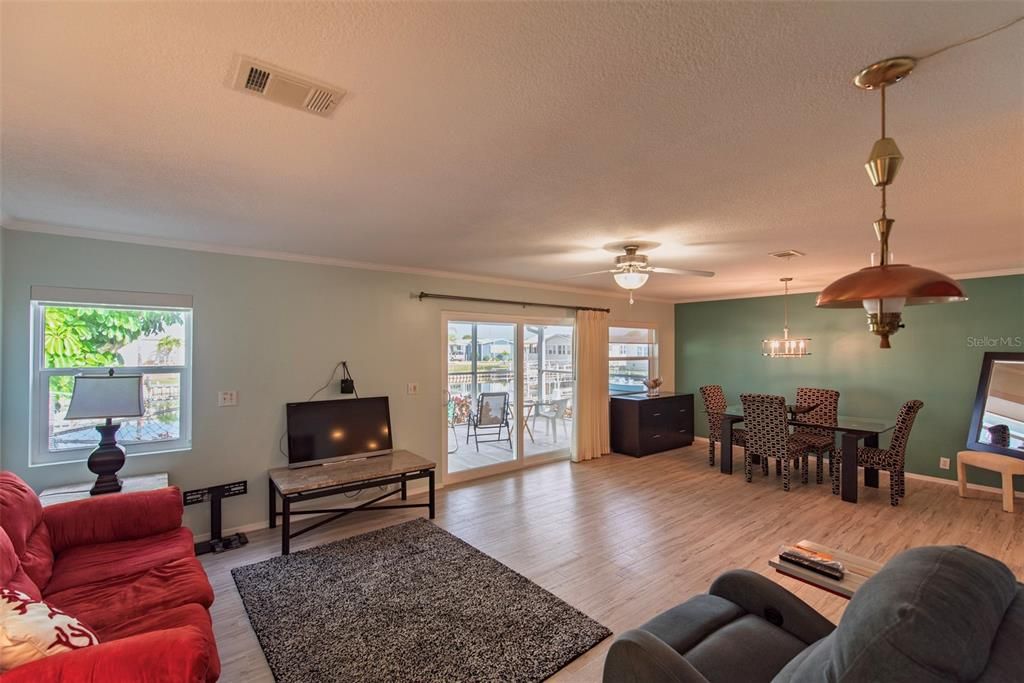 En Venta: $399,900 (4 camas, 2 baños, 2077 Pies cuadrados)