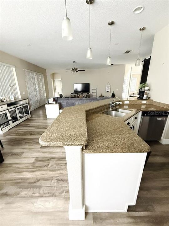 Activo con contrato: $544,999 (5 camas, 3 baños, 3028 Pies cuadrados)