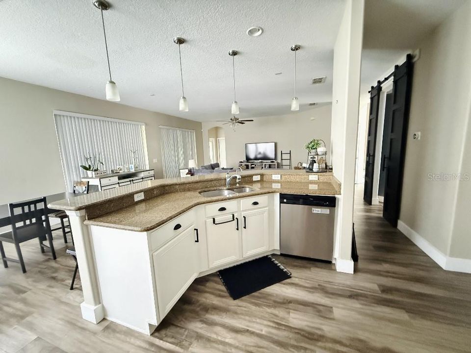 Activo con contrato: $544,999 (5 camas, 3 baños, 3028 Pies cuadrados)