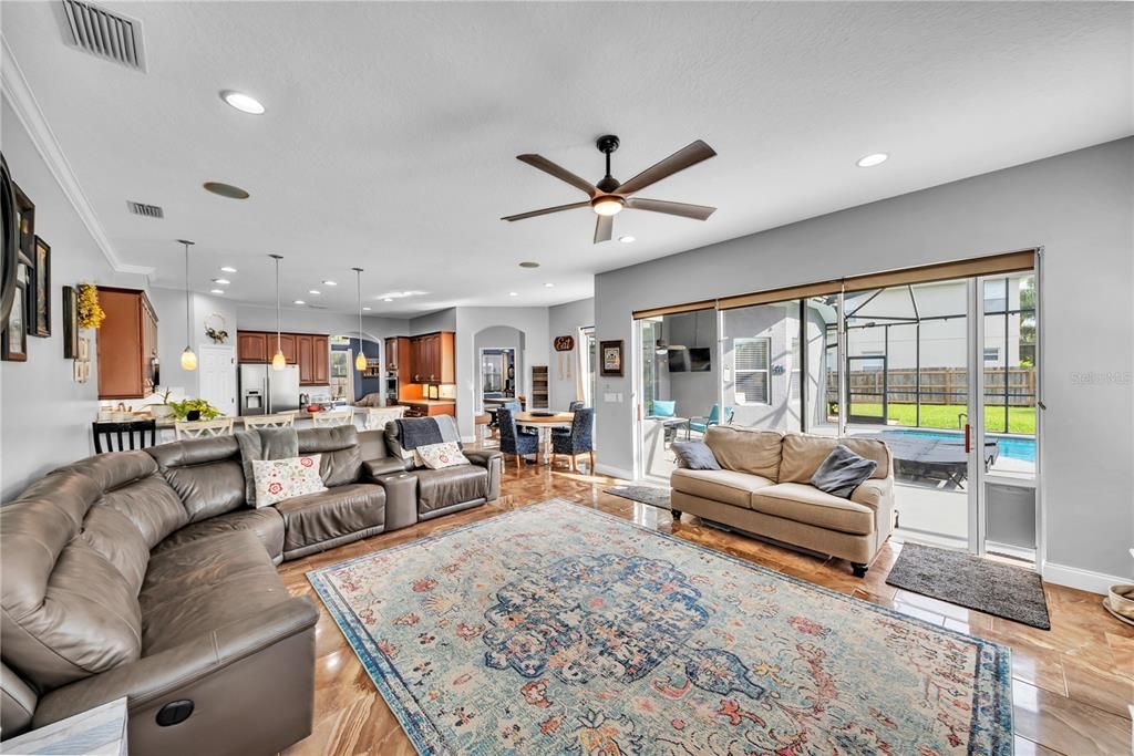 En Venta: $725,000 (4 camas, 3 baños, 2973 Pies cuadrados)