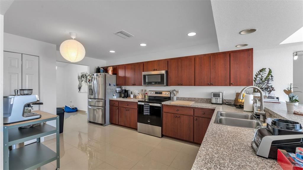 En Venta: $325,000 (3 camas, 2 baños, 2043 Pies cuadrados)