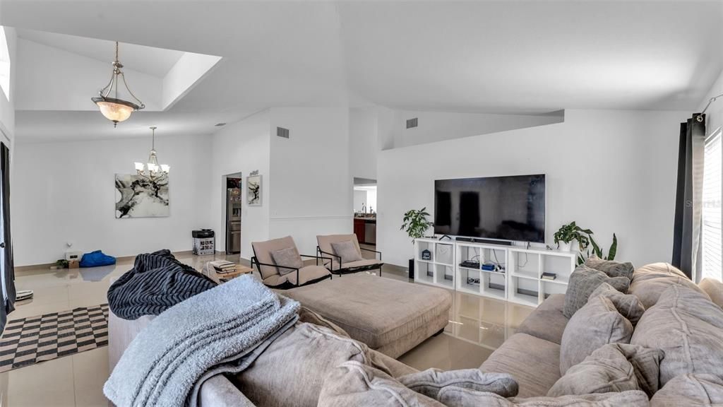 En Venta: $325,000 (3 camas, 2 baños, 2043 Pies cuadrados)