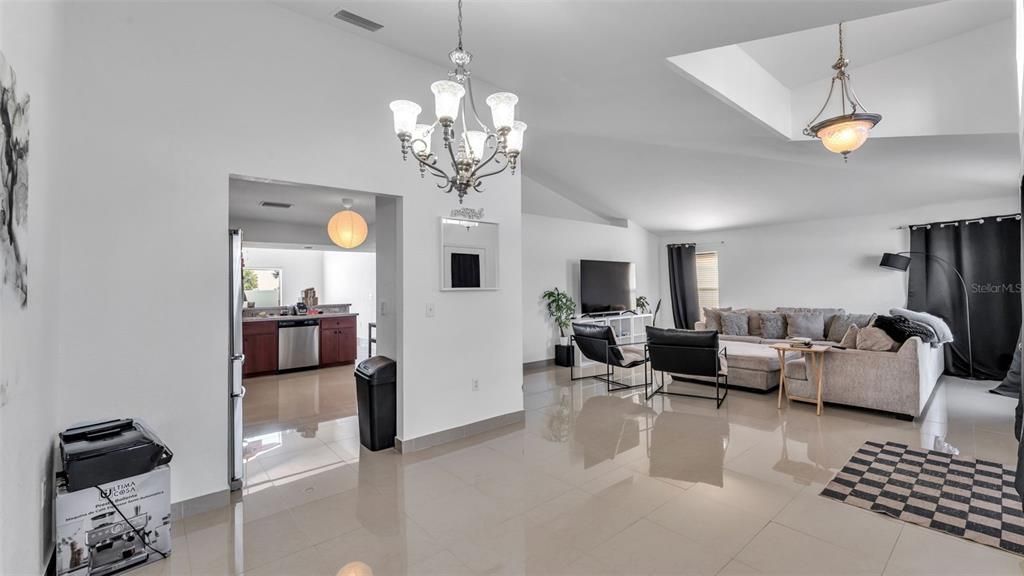 En Venta: $325,000 (3 camas, 2 baños, 2043 Pies cuadrados)