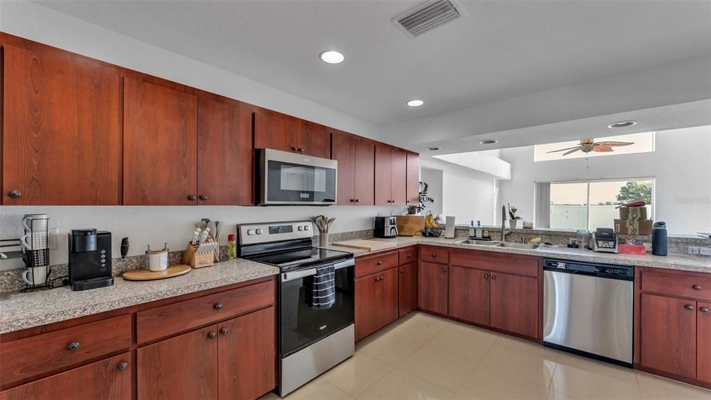 En Venta: $325,000 (3 camas, 2 baños, 2043 Pies cuadrados)