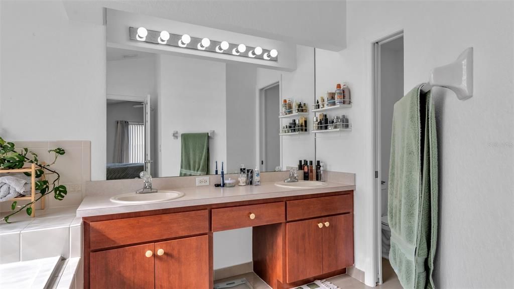 En Venta: $325,000 (3 camas, 2 baños, 2043 Pies cuadrados)