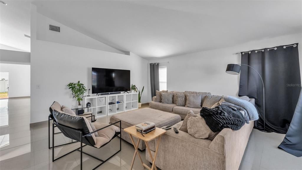 En Venta: $325,000 (3 camas, 2 baños, 2043 Pies cuadrados)