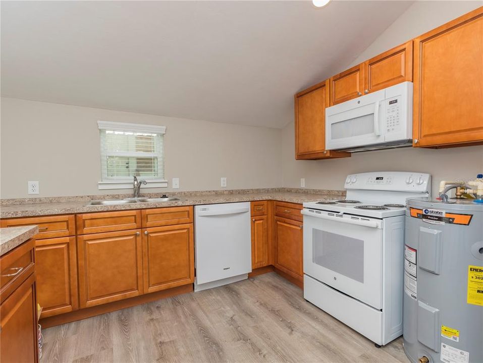 For Rent: $1,300 (2 beds, 1 baths, 1680 Square Feet)