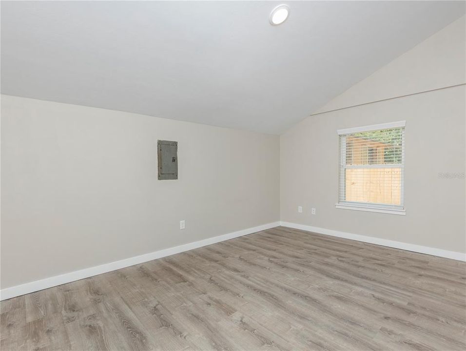 For Rent: $1,300 (2 beds, 1 baths, 1680 Square Feet)