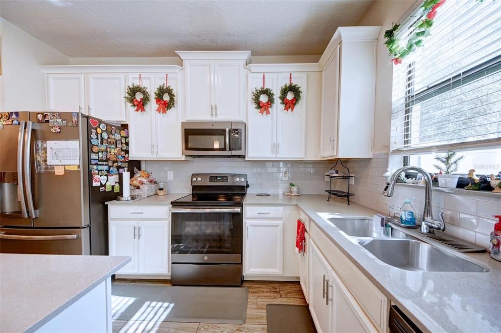 For Sale: $320,000 (3 beds, 2 baths, 1912 Square Feet)