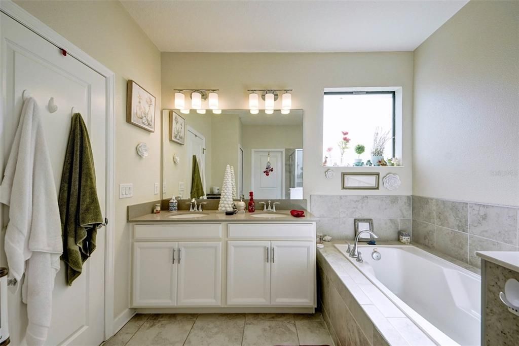 For Sale: $320,000 (3 beds, 2 baths, 1912 Square Feet)