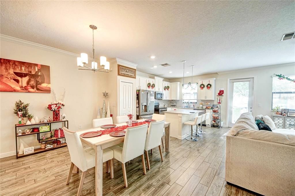 For Sale: $320,000 (3 beds, 2 baths, 1912 Square Feet)