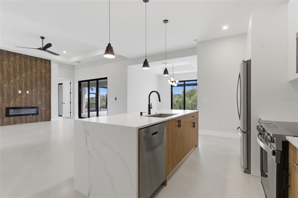 На продажу: $925,000 (3 спален, 3 ванн, 2014 Квадратных фут)