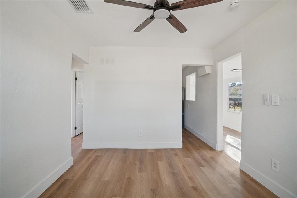 待售: $240,000 (2 贝兹, 1 浴室, 640 平方英尺)