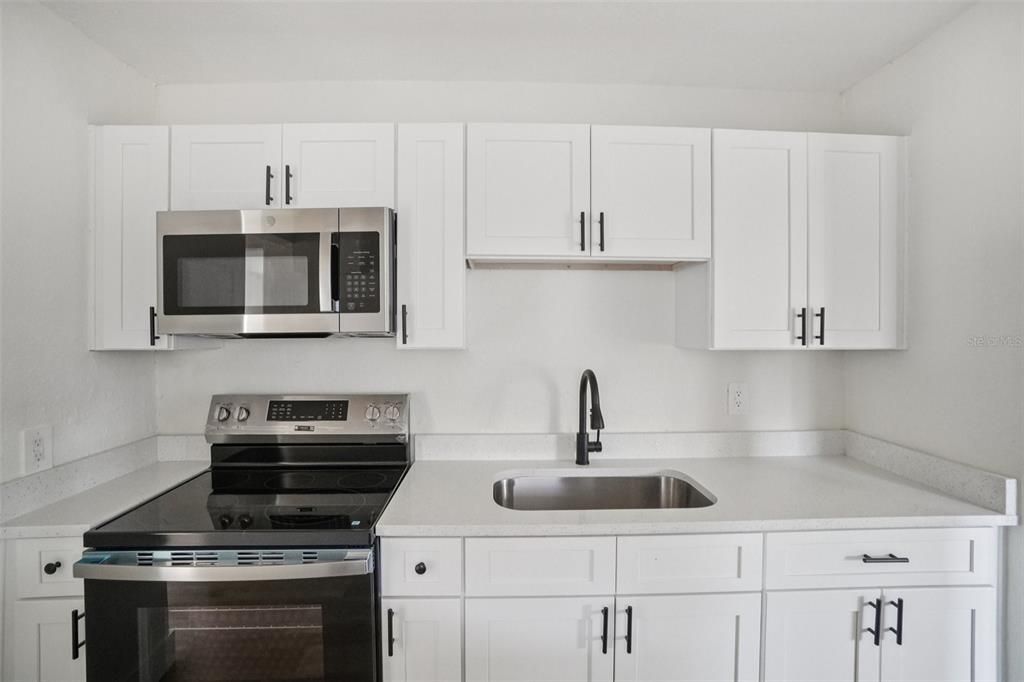 待售: $240,000 (2 贝兹, 1 浴室, 640 平方英尺)