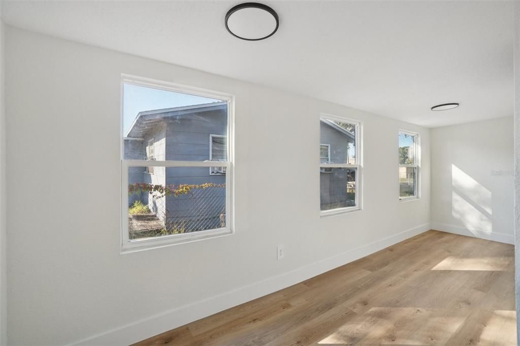 待售: $240,000 (2 贝兹, 1 浴室, 640 平方英尺)