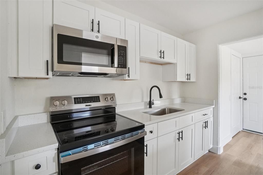 待售: $240,000 (2 贝兹, 1 浴室, 640 平方英尺)